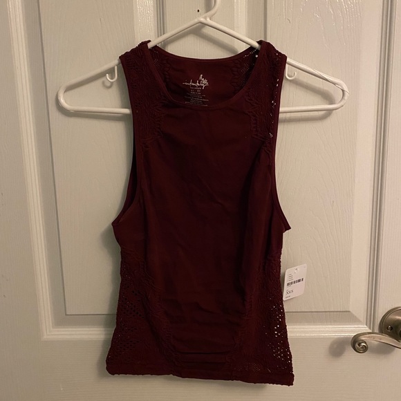 NWT Burgundy stretchy lace tank top - Picture 4 of 5
